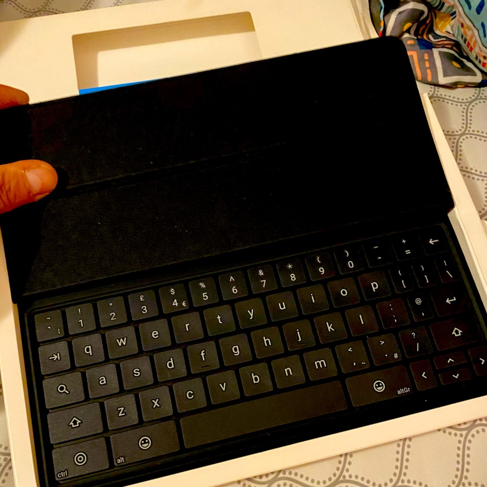 Tablet keyboard case